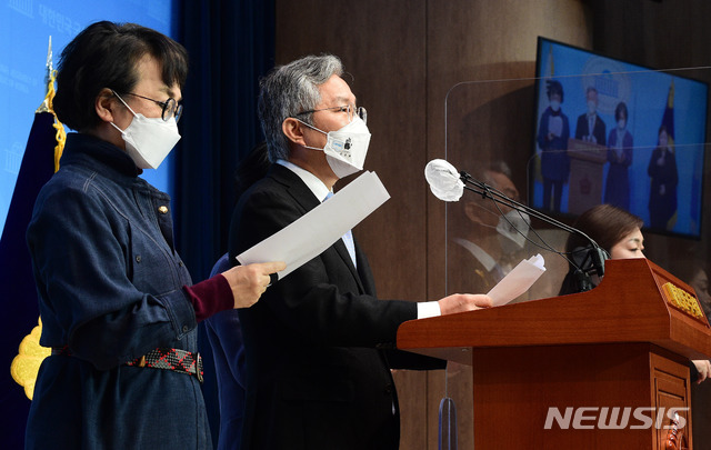 [서울=뉴시스] 전진환 기자 = 최강욱 열린민주당 대표가 11일 국회 소통관에서 검찰청법-법원조직법 일부개정법률안 대표 발의 기자회견을 갖고 있다.  (공동취재사진) 2020.12.11. photo@newsis.com