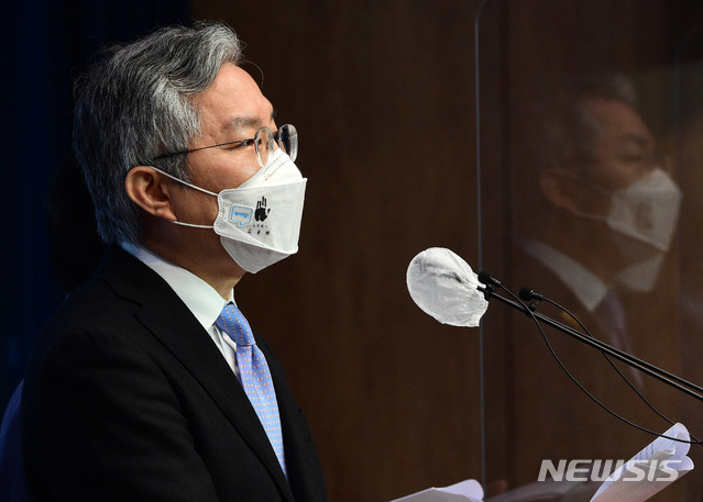 [서울=뉴시스] 전진환 기자 = 최강욱 열린민주당 대표가 지난달 11일 국회 소통관에서 검찰청법-법원조직법 일부개정법률안 대표 발의 기자회견을 갖고 있다. (공동취재사진) 2020.12.11. photo@newsis.com