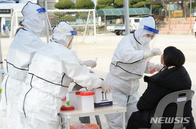 [울산=뉴시스] 배병수 기자 = 울산 중구 초등학교 학생이 신종 코로나 바이러스 감염증(코로나19) 확진판정을 받은 11일 오전 해당 초등학교 선별진료소에서 학생이 코로나19 검사를 받고 있다. 2020.12.11.  bbs@newsis.com