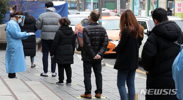 [서울=뉴시스] 이영환 기자 = 신종 코로나바이러스 감염증(코로나19) 신규 확진자가 689명 발생해 지난 2월29일 909명 이후 국내에서 두 번째로 많은 확진자가 발생한 11일 오후 서울 동작구보건소 코로나19 선별진료소에서 시민들이 검사를 기다리고 있다. 2020.12.11. 20hwan@newsis.com