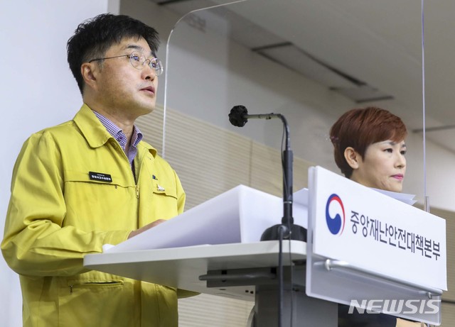 [서울=뉴시스]윤태호 중앙사고수습본부 방역총괄반장이 11일 세종시 정부세종청사에서 신종 코로나바이러스 감염증(코로나19) 관련 정례브리핑을 하고 있다. 2020.12.11. (사진=보건복지부 제공) photo@newsis.com