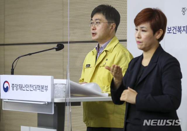 [서울=뉴시스]윤태호 중앙사고수습본부 방역총괄반장이 11일 세종시 정부세종청사에서 신종 코로나바이러스 감염증(코로나19) 관련 정례브리핑을 하고 있다. 2020.12.11. (사진=보건복지부 제공) photo@newsis.com