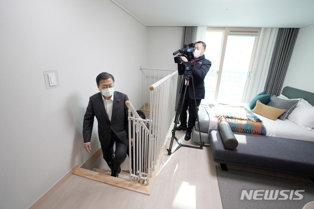 [화성=뉴시스]추상철 기자 =문재인 대통령이 11일 오전 경기 화성시 LH 임대주택 100만호 기념단지인 동탄 공공임대주택에서 살고 싶은 임대주택 현장점검에 나서 복층 세대 시찰을 하고 있다. 2020.12.11. scchoo@newsis.com
