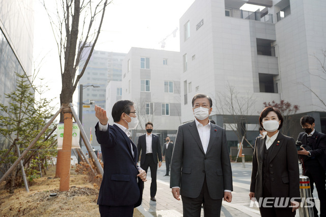 [화성=뉴시스]추상철 기자 =문재인 대통령이 11일 오전 경기 화성시 LH 임대주택 100만호 기념단지인 동탄 공공임대주택에서 '살고 싶은 임대주택 현장점검' 위해 김현미 국토교통부 장관과 국토교통부 장관 후보자인 변창흠 LH사장과 함께 이동하고 있다. 2020.12.11. scchoo@newsis.com