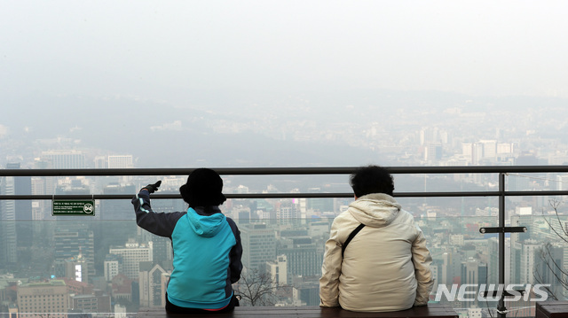 [서울=뉴시스] 이영환 기자 = 서울의 미세먼지와 초미세먼지가 나쁨 상태를 보이며 초미세먼지 주의보가 발령된 11일 오후 서울 용산구 남산공원에서 바라본 도심이 뿌옇다. 2020.12.11. 20hwan@newsis.com