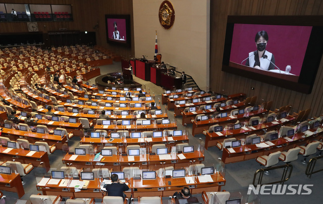 [서울=뉴시스] 전진환 기자 = 국민의힘 윤희숙 의원이 11일 오후 국회 본회의에서 국정원법 개정안에 대한 무제한 토론(필리버스터)을 하고 있다. (공동취재사진) 2020.12.11. photo@newsis.com