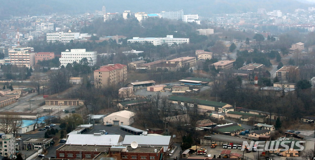 [서울=뉴시스]박주성 기자 = 정부는 11일 미국과 제201차 주한미군지위협정(SOFA) 합동위원회를 화상으로 열고 11개 미군기지와 용산기지 2개 구역 등 모두 12개 기지를 반환받기로 했다고 밝혔다. 반환되는 서울 지역 내 장소는 극동공병단(중구), 캠프 킴(용산구), 용산기지 2개 구역(용산구), 니블로배럭스(용산구), 서빙고부지(용산구), 8군 종교휴양소(용산구) 등 6곳이며 서울 밖 지역 중 반환 장소는 대구 남구 캠프 워커 헬기장, 경기 하남시 성남골프장, 경기 의정부시 캠프 잭슨, 경기 동두천시 캠프 모빌 일부, 경북 포항시 해병포항파견대, 강원 태백시 필승 사격장 일부 등 6곳이다. 사진은 11일 반환되는 용산 미군기지 전경 모습. 2020.12.11. park7691@newsis.com