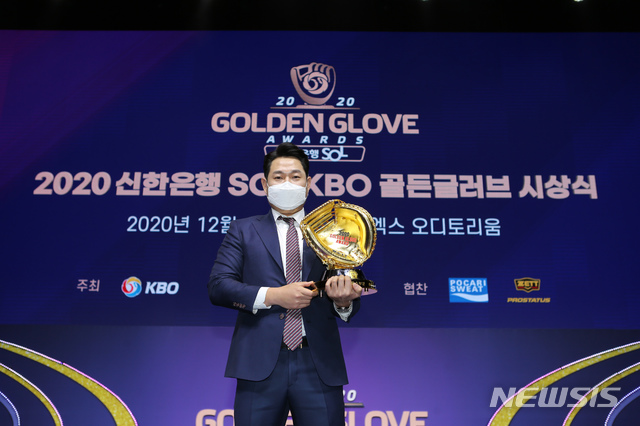 [서울=뉴시스] 고범준 기자 = NC 양의지가 11일 오후 서울 강남구 삼성동 코엑스 오디토리움에서 열린 2020 KBO 골든글러브 시상식에서 포수 부문 골든글러브를 수상한 후 포즈를 취하고 있다. (사진=KBO 제공) 2020.12.11. photo@newsis.com