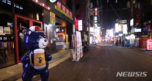 [서울=뉴시스] 박주성 기자 = 사회적거리두기 2.5단계로 격상했지만 여전히 확산세가 꺾기지 않고 있는 가운데 11일 오후 서울 영등포 먹자골목이 한산한 모습을 보이고 있다. 2020.12.11. park7691@newsis.com