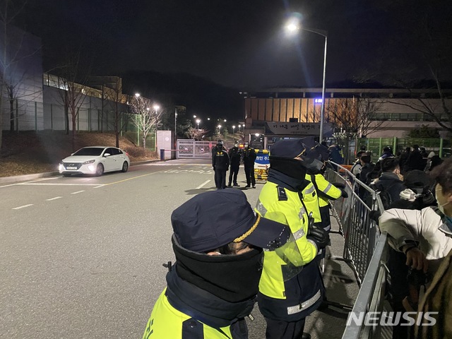 [서울=뉴시스]이기상 기자 = 12일 새벽 아동성폭행범 조두순 출소를 앞두고 서울남부교도소 앞에서 수십명의 취재진이 대기하고 있다. 2020.12.12. wakeup@newsis.com 