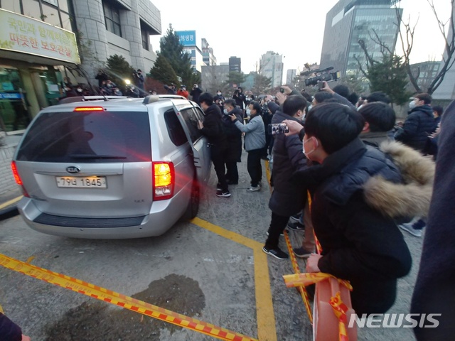 [안산=뉴시스] 안형철 기자 = 12일 오전 아동 성범죄자 조두순(68)이 경기 안산준법지윈센터에 도착하고 있다. 2020.12.12. goahc@newsis.com