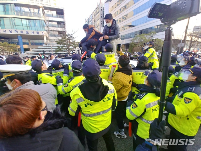 [안산=뉴시스] 오전 8시 43분께 조두순이 안산준법지원센터를 떠나 주거지로 향하자 분노한 시민들이 조두순이 탄 호송 차량위에 올라타 차량을 가격하는 등 분노를 표출하자 이를 제지하는 경찰과 뒤엉켜 아수라장이 펼쳐졌다. 