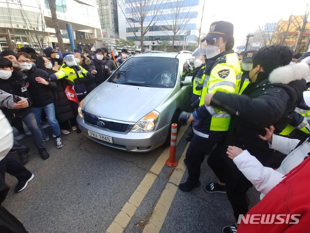 [안산=뉴시스] 분노한 시민들의 공격을 받아 앞 유리가 파손된 조두순 호소차량