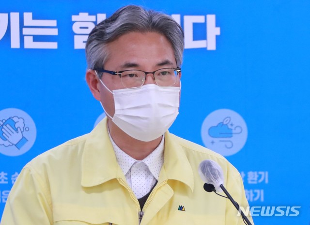 [창원=뉴시스] 신종우 경남도 복지보건국장, 코로나19 현황 브리핑. 