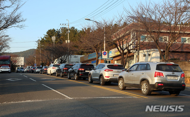 [밀양=뉴시스] 안지율 기자 = 경남 밀양시 방역당국은 12일 교동 공설운동장에서 전 시민을 대상으로 코로나19 확진자의 접촉자 분류를 위한 전수조사와 함께 안심카 선별진료소를 무료 운영하고 있다.(사진=밀양시 제공) 2020.12.12. photo@newsis.com