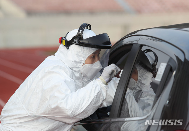 [밀양=뉴시스] 안지율 기자 = 경남 밀양시 방역당국은 12일 교동 공설운동장에서 전 시민을 대상으로 코로나19 확진자의 접촉자 분류를 위한 전수조사와 함께 안심카 선별진료소를 무료 운영하고 있다.(사진=밀양시 제공) 2020.12.12. photo@newsis.com
