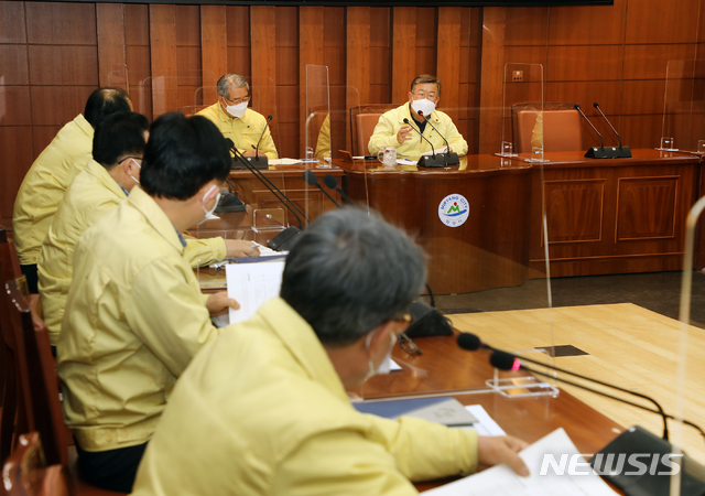 밀양시 코로나19 지역 내 추가확산 차단을 위한 긴급 대책회의를 하고 있다.