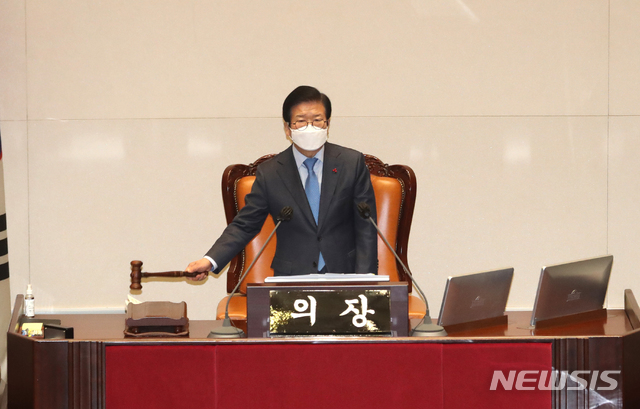 [서울=뉴시스] 전진환 기자 = 박병석 국회의장이 12일 새벽 국회 본회의장에서 윤희숙 국민의힘 의원의 국정원법 개정안에 대한 무제한 토론(필리버스터)이 끝난 후 전날 필리버스터를 한 국회의원 한명이 코로나 19 확진자와 접촉했다며 정회를 선포하고 있다. 2020.12.12. amin2@newsis.com