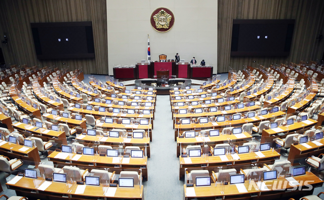 [서울=뉴시스] 전진환 기자 = 국회 본회의장(공동취재사진) 2020.12.12. photo@newsis.com
