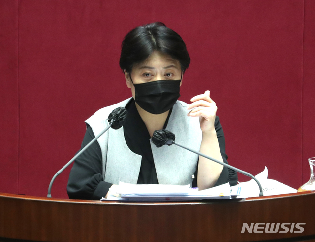 [서울=뉴시스] 전진환 기자 = 윤희숙 국민의힘 의원이 12일 새벽 국회 본회의에서 국정원법 개정안에 대한 무제한 토론(필리버스터)을 하고 있다. 윤 의원은 최장 발언 기록(이종걸 전 의원·12시간 31분)을 넘어섰다. 2020.12.12. amin2@newsis.com