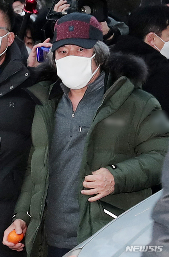 [안산=뉴시스]김종택 기자 = 아동 성폭행 혐의로 징역 12년을 복역 후 출소한 조두순이 12일 오전 경기도 안산준법지원센터에서 행정절차를 위해 이동하고 있다. (공동취재사진) 2020.12.12. photo @newsis.com