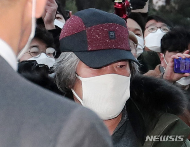 [안산=뉴시스]김종택 기자 = 아동 성폭행 혐의로 징역 12년을 복역 후 출소한 조두순이 12일 오전 경기도 안산준법지원센터에서 행정절차를 위해 이동하고 있다. (공동취재사진) 2020.12.12. photo@newsis.com