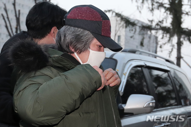 [안산=뉴시스]김종택 기자 = 아동 성폭행 혐의로 징역 12년을 복역 후 출소한 조두순이 12일 오전 경기도 안산준법지원센터에서 행정절차를 위해 이동하고 있다. (공동취재사진) 2020.12.12. photo@newsis.com