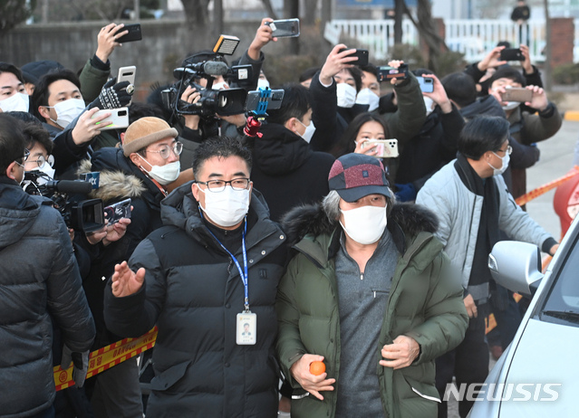 [안산=뉴시스]김종택 기자 = 아동 성폭행 혐의로 징역 12년을 복역 후 출소한 조두순이 12일 오전 경기도 안산준법지원센터에서 행정절차를 위해 이동하고 있다. (공동취재사진) 2020.12.12. photo@newsis.com