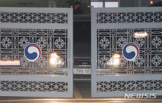 [서울=뉴시스]박진희 기자 = 아동 성범죄자 조두순이 탑승한 관용차가 12일 오전 서울 구로구 남부교도소를 나오고 있다. 2020.12.12. pak7130@newsis.com