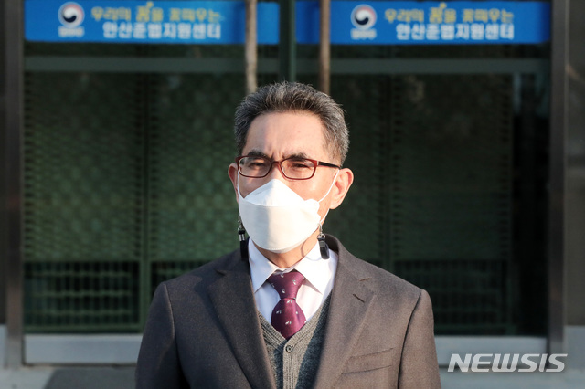 [안산=뉴시스]김종택 기자 = 12일 경기도 안산준법지원센터에서 아동 성폭행 혐의로 징역 12년을 복역 후 출소한 조두순을 담당하는 보호관찰관이 취재진의 질문에 답변하고 있다. (공동취재사진) 2020.12.12. photo@newsis.com 