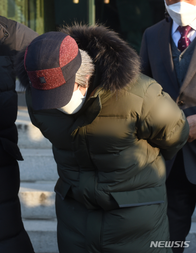 [안산=뉴시스]김종택 기자 = 아동 성폭행 혐의로 징역 12년을 복역 후 출소한 조두순이 12일 오전 경기도 안산준법지원센터에서 행정절차를 마치고 허리 숙여 인사하고 있다. (공동취재사진) 2020.12.12. photo@newsis.com