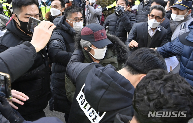[안산=뉴시스] 김종택기자 =법무부가 아동 성폭행범 조두순에 대해 출소 후부터 24시간 위치추적 집중관제와 함께 전담보호관찰관을 지정해 1대 1 전자감독을 실시하고 있다고 17일 밝혔다. 사진은 징역 12년을 교도소에서 복역해 출소한 조두순(이 202년 12월 12일 오전 경기도 안산시 자신의 거주지로 들어가는 모습. 2020.12.12. jtk@newsis.com