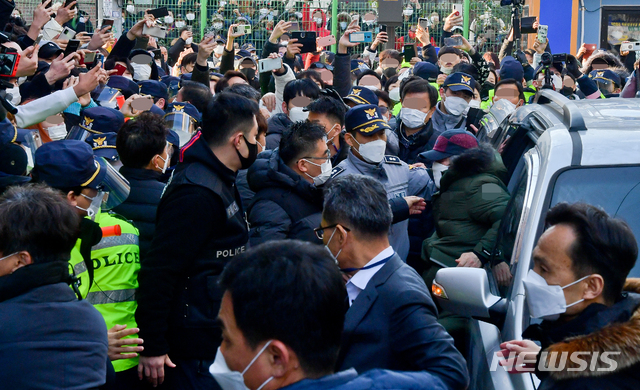 [안산=뉴시스] 김종택기자 = 아동 성폭행 혐의로 징역 12년을 교도소에서 복역해 출소한 조두순(68)이 12일 오전 경기도 안산시 자신의 거주지로 들어가고 있다. 2020.12.12.jtk@newsis.com