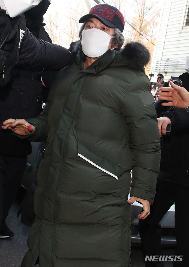 [안산=뉴시스] 김종택기자 = 아동 성폭행 혐의로 징역 12년을 교도소에서 복역해 출소한 조두순(68)이 12일 오전 경기도 안산시 자신의 거주지로 들어가고 있다. 2020.12.12. jtk@newsis.com