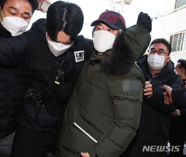 [안산=뉴시스] 김종택기자 = 아동 성폭행 혐의로 징역 12년을 교도소에서 복역해 출소한 조두순(68)이 12일 오전 경기도 안산시 자신의 거주지로 들어가고 있다. 2020.12.12. jtk@newsis.com