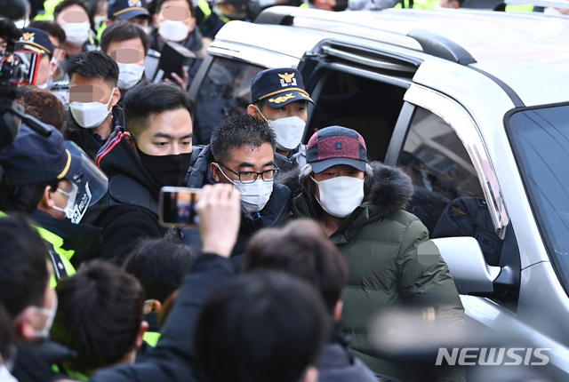 [안산=뉴시스] 김종택기자 = 초등학생을 납치·성폭행하는 범행을 저질러 12년을 교도소에서 복역해 출소한 조두순(68)이 12일 오전 경기도 안산시 단원구 자신의 거주지로 들어가고 있다. 2020.12.12. jtk@newsis.com