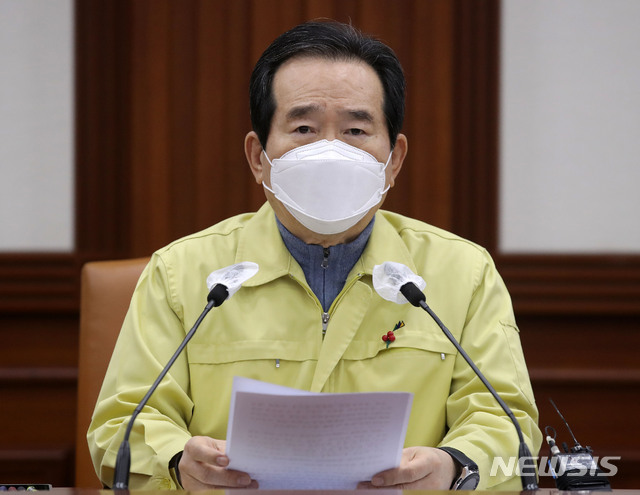 [서울=뉴시스] 박미소 기자 = 정세균 국무총리가 12일 오후 서울 종로구 정부서울청사에서 열린 '코로나19 긴급방역대책회의'에서 모두발언을 하고 있다. 2020.12.12. misocamera@newsis.com