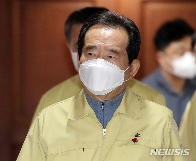[서울=뉴시스] 박미소 기자 =정세균 국무총리가 12일 오후 서울 종로구 정부서울청사에서 열린 '코로나19 긴급방역대책회의'에 참석하고 있다. 2020.12.12. misocamera@newsis.com