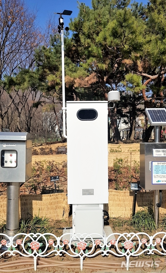 [대구=뉴시스]이지연 기자 = 대구 달서구 이곡장미공원에 설치된 무인 악취시료자동채취기. (사진=달서구청 제공) 2020.12.13. photo@newsis.com