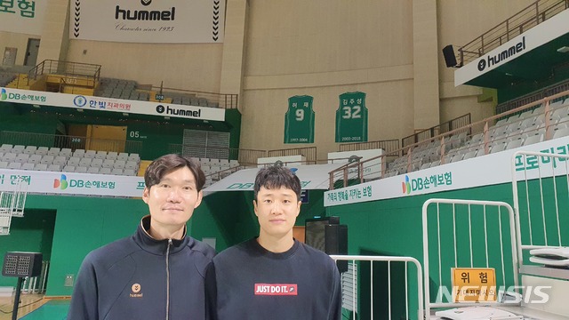 [서울=뉴시스]프로농구 원주 DB의 허웅(오른쪽)과 김주성 코치. 허웅은 아버지 허재(9번) 전 국가대표 감독의 등번호가 영구결번인 팀에서 뛰고 있다. 김주성 코치의 32번도 영구결번이다. (사진 = DB 제공)
