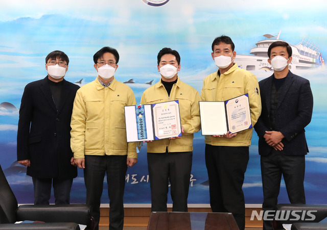 [울산=뉴시스]지난해 12월 재난관리평가 우수기관으로 2년 연속 선정된 울산 남구 관계자들이 기념촬영을 하고 있다. (사진=울산 남구 제공) photo@newsis.com