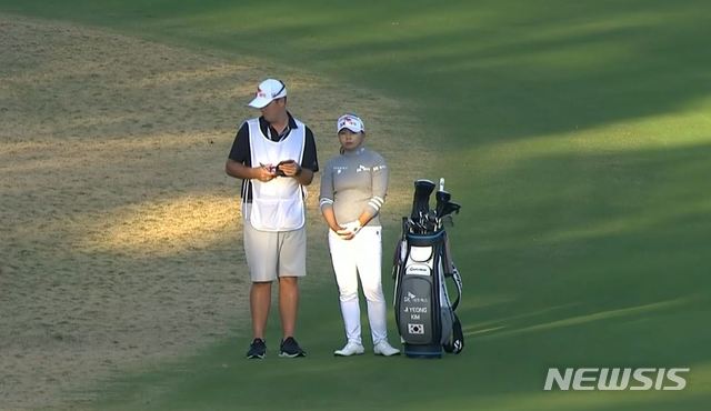 [서울=뉴시스] 조수정 기자 = 13일(현지시간) 미국 텍사스주 휴스턴 챔피언스골프클럽 사이프러스 크릭(파71 6635야드)코스에서 열린 US여자오픈(총상금 550만 달러) 3라운드에서 김지영이 캐디와 대기하고 있다. 김지영은 보기없이 마지막 홀을 포함해 버디만 4개를 잡고 67타를 쳐서 4언더파 데일리 베스트 공동 3위를 기록했다. (사진=미국골프협회 제공) 2020.12.13.&nbsp; photo@newsis.com 