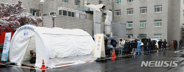 [서울=뉴시스] 이윤청 기자 = 지난 13일 서울 중구 국립중앙의료원의 해외출국선별진료실 접수처에서 시민들과 외국인들이 대기하고 있다. 2020.12.13. radiohead@newsis.com