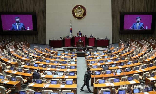 [서울=뉴시스] 최동준 기자 = 박형수 국민의힘 의원이 13일 서울 여의도 국회 본회의장에서 국가정보원 전부개정 법률안에 대해 무제한 토론을 하고 있다. (공동취재사진) 2020.12.13. photo@newsis.com