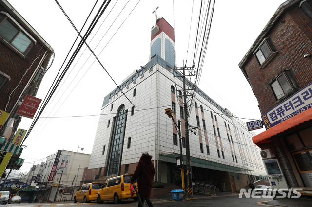 [서울=뉴시스] 이윤청 기자 = 서울 강서구 소재 성석교회 관련 신종 코로나바이러스 감염증(코로나19) 확진자가 총 140명으로 집계된 13일 서울 강서구 성석교회가 보이고 있다. 2020.12.13. radiohead@newsis.com