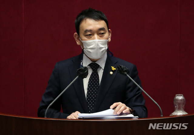 [서울=뉴시스] 최동준 기자 = 김용민 더불어민주당 의원이 13일 서울 여의도 국회 본회의장에서 국가정보원 전부개정 법률안에 대한 무제한 토론(필리버스터)을 하고 있다. (공동취재사진) 2020.12.13. photo@newsis.com