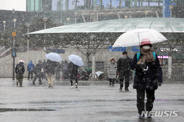 [서울=뉴시스] 이윤청 기자 = 지난 13일 서울 용산구 서울역 앞에 눈이 내리고 있다. 2020.12.13. radiohead@newsis.com