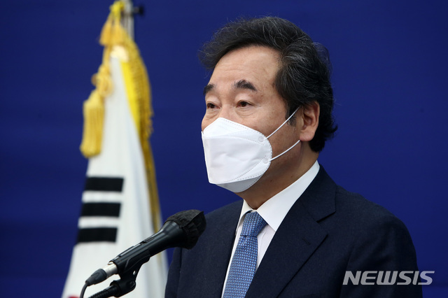 [서울=뉴시스] 최동준 기자 = 더불어민주당 이낙연 대표가 13일 서울 여의도 국회에서 취임 100일 기자간담회를 하고 있다. (공동취재사진) 2020.12.13. photo@newsis.com