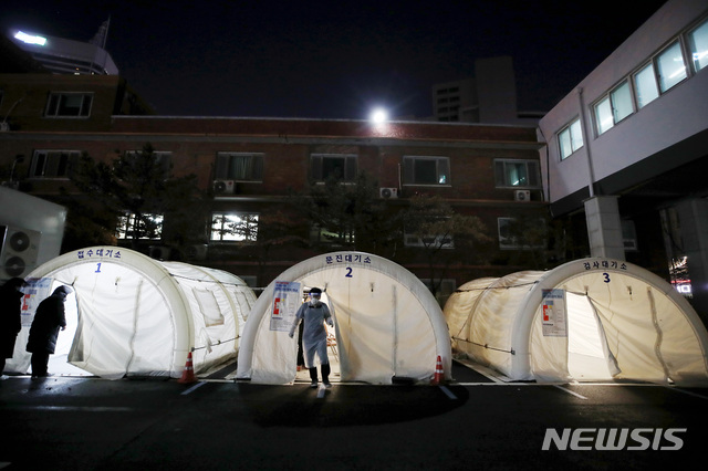 [서울=뉴시스]김병문 기자 = 신종 코로나바이러스 감염증(코로나19) 신규 확진자가 1000명(13일 0시 기준 1030명)을 넘어선 13일 오후 서울 중구 국립중앙의료원 선별진료소가 불 켜져 있다. 2020.12.13. dadazon@newsis.com