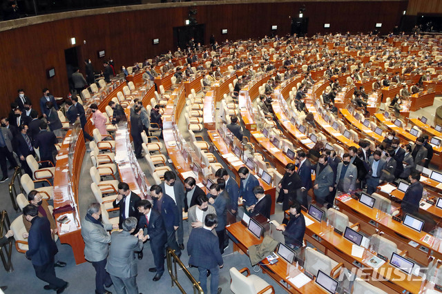 [서울=뉴시스] 최동준 기자 = 13일 서울 여의도 국회 본회의장에서 국가정보원 전부개정 법률안 무제한 토론 종결 표결 절차에 들어가자 국민의힘 의원들이 본회의장을 나가고 있다. (공동취재사진) 2020.12.13. photo@newsis.com